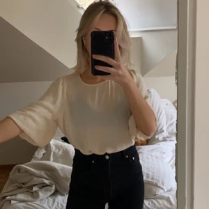 Blus - Beige blus från vero moda. Använd ett fåtal gånger.