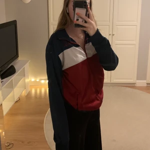 Kofta - Fin kofta i blå,vit och vit kofta. Kommer ej till användning därför säljs den. Storlek M. Endast 50kr