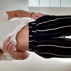 Kostymbyxa strl XS - Skitsnygga kostymbyxor från pull&bear. De är marin blåa med vita och beige/gula ränder. De sitter tajt i midjan men inte hårt pga resor bak. Det är dragkedja och 3 knappar🤩 Säljer för att de inte kommer till användning längre och att de börjar bli för korta. Storleken stämmer bra. Köpare står för frakt!🦋