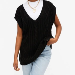 Kabelstickad väst från monki  - En svart kabelstickad väst från monki i storlek S, dock är den oversized. Västen är i mycket bra skick då den endast är använd 1 gång, köpte den för 250 kr och säljer nu för 150 kr. Betalning sker via swish 🤍