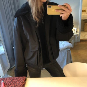 & other stories jacka  - Säljer denna sjukt snygga oversized &otherstories jackan då den inte kommer till användning längre. Nästan i nyskick och inte använt så många gånger. Nypris 1450💞 osäker om jag tog Xs eller S men hursomhelst är den väldigt oversized i storlek så skulle säga att den passar lite vem som beroende på hur du vill att den ska sitta!