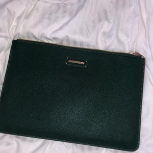 Datorfodral från ideal of Sweden  - Datorfodral för 13 tums datorer🎀 används inte längre då jag bytt dator✨ ord. Pris 800kr