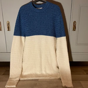 stickad tröja  - stickad tröja från H&M. Strl M men ganska oversize och lång. Köpt second hand men aldrig använd. Frakt tillkommer 