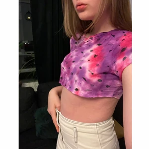 Hemmafärgad crop-top - En MINI! Crop-top som jag har tie-dyeat och croppat själv🤪 Tredje bilden är en före-bild. Från Pull&Bear i strl. XS (jag har vanligtvis S/M)