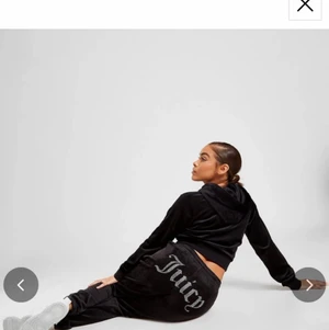 Juciy byxor med resorband  - Juciy byxor köp i september,ena snör änden med metall saknas därför säljs byxorna. Det är dock inte något man lägger märke till. 