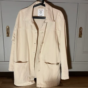jacka - en jacka från Pull&Bear. färgen är inte rättvis på bilden, den är lite lite mer mörk sand/beigefärgad. strl M. frakt tillkommer 