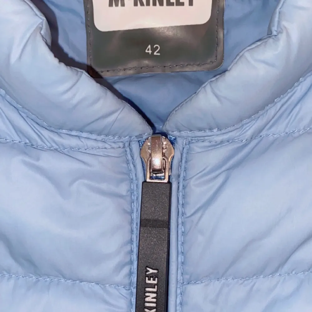 Isblå Mc Kinley lättvikts jacka, väl använd men i mycket bra skick. Liten i storleken.. Jackor.