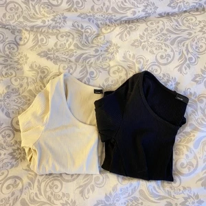 Toppar - Säljer mina två urringade tröjor ifrån Lager 157. Säljer då dom är lite för stora för mig! Den vita är använd fåtal gånger medans den svarta är helt ny! Säljer för 80kr plus frakt 66kr. Storleken är XS/S