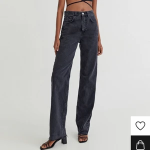 Svartgrå jeans - Skitsnygga svartgråa jeans från pull & bear! Jeansen är i bra skick och har inga defekter. Nypris 399kr💕