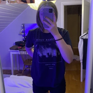  T-shirt från ginatricot storlek M -  T-shirt Från ginatricot. Tryck på framsidan. Den har legat i garderoben länge och inte blivit använd. Köparen står för frakten.