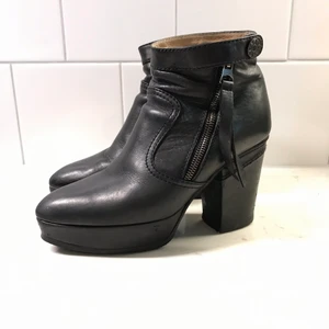 Acne track boots 35 - ikonsk sko, lika skön och stabil som snygg! Gott skick, servade & omsulade hos skomakare. 