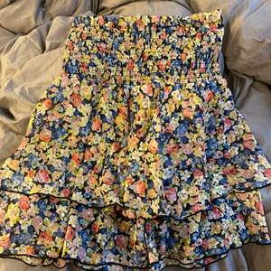 Jättefin volang kjol ifrån bikbok! Köpt förra sommaren men inte använt så mycket😇 Strl s men den är väääldigt stretchig så den passar definitivt större storlekar💓💓