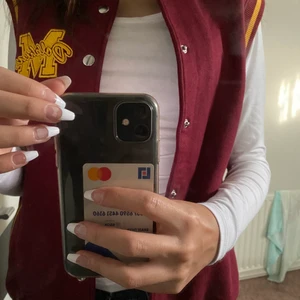 Röd/gul väst från h&m - SNYGG VÄST från h&m, märket är från sex education. Säljs på grund av att jag behöver pengar och kommer inte riktigt till mycket användning, använt 1 GÅNG är i jätte bra skick precis som ny. Kom privat för fler bilder