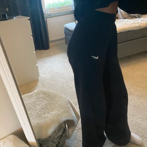 Nike byxor  - Nike byxor från zalando i storlek XS. Säljer pga att de inte använts så mycket. De är jättefina och i bra skick!