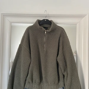 Grön teddy tröja - Grön Teddy tröja från ginatricot, lite använd och därför väldigt bra skick!