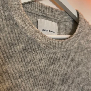 Stickad tröja  - Stickad tröja från SAMSOE SAMSOE, väldigt bra skick! Knappt använd. Färgen är ljusare i verkligheten 