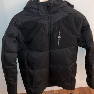 Sail racing jacka  - Jackan är i bra skick inga hål eller fel det är storlek 170 men passar ändå s