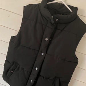 Väst - Säljer min superfina väst från Neo Noir i storlek XS! Skulle säga att den passar även S! Som ny! Nypris 899