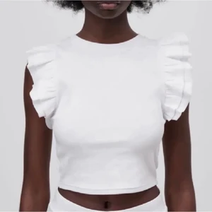 Vit/svart volang topp från zara! - Finns i svart, vit och blå! Knappt använda💗 köp 50kr st eller 140kr för alla tre💘