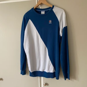 Reebok classic vintage retro tröja  - Reebok vintage tröja köpt på beyond retro. Storlek M.  Flyttrensar och säljer massvis med kläder till låga priser/ från 10 kr!!! Samfraktar så kolla mina andra annonser. Kan skicka med frimärken eller spårbart, köparen betalar frakt baserat på paketets vikt. Jag ansvarar inte för postens hantering av paket. Kontakta mig vid frågor :) 