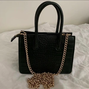 Mini väska  - Ny skick                                                                       Mörkt mörkt grön…nästan svart.    