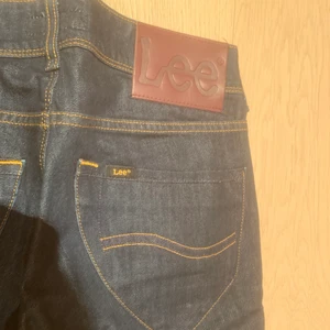 Lee jeans - Lågmidjade lee jeans. Jeansen är en mörkare blå och väldigt lågmidjade. Dem är W28L33. Jeansen är mellan bootcut och straight. Köpta secondhand. Dessa jeans är dock för små för mig och har därför inga bilder med dem på ):