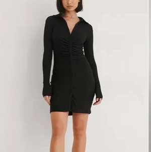 Klänning  - Säljer denna klänningen från nakd då den inte sitter så bra på mig. Den är som ny!🤍