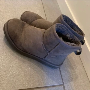 Grå uggs - Säljer nu mina grå uggs, som är hyfsat använda men fortfarande fina. Mötas upp eller så står köparen för frakten! 