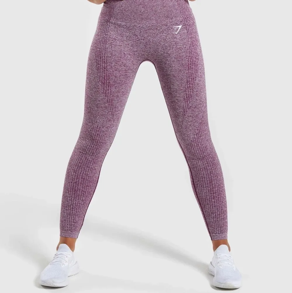 Snyggaste träningskläderna från gymshark. De är i färgen purple och går på 750kr . Jeans & Byxor.