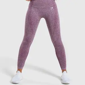 Snyggaste träningskläderna från gymshark. De är i färgen purple och går på 750kr 