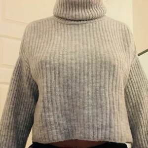 Stickat tröja med hög krage  - En stickat skön grå tröja med krage, använd några gånger men är som en  helt ny tröja.