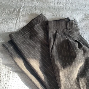 Kostymbyxor  - Ett par snygga kostymbyxor från Urban outfitters, säljer då dom är på gränsen till försmå💗Skriv till mig för mått 💗 