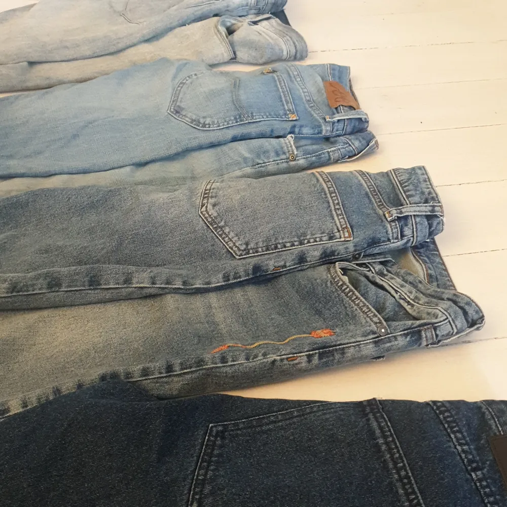 Från vänster: Emilio jeans Strl:30,  Lee Jeans Strl 29/32,  Topman jeans Strl 32,  Fairplay Jeans Strl 32     Samtliga är i gott skick men lite slit finns. Priset är för allihopa.. Jeans & Byxor.