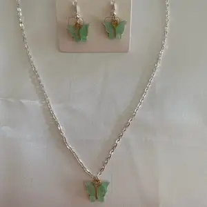 Madison earrings & Amina necklace nu finns dessa fjärilssmycken att köpa i färgerna mintgrön💚 röd❤️ svart🖤 rosa💗 peach🧡 lila💜 vit🤍 mörkgrön💚 blå💙 gul💛 ett par örhängen kostar 45kr och ett halsband kostar 40kr// kram Ellen & Moa💚🦋💚