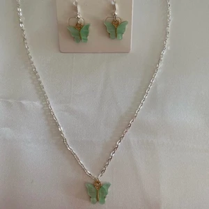 💚🦋Madison earrings & Amina necklace🦋💚 - Madison earrings & Amina necklace nu finns dessa fjärilssmycken att köpa i färgerna mintgrön💚 röd❤️ svart🖤 rosa💗 peach🧡 lila💜 vit🤍 mörkgrön💚 blå💙 gul💛 ett par örhängen kostar 45kr och ett halsband kostar 40kr// kram Ellen & Moa💚🦋💚