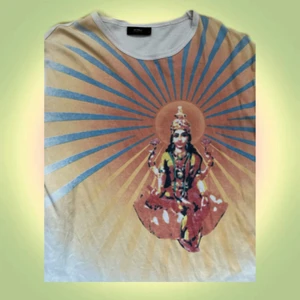 Graphic print tröja - En vintage långärmad t-tröja jag knappt använt. Jättecoolt tryck på fram och baksida. Tveka inte att fråga om fler bilder! 