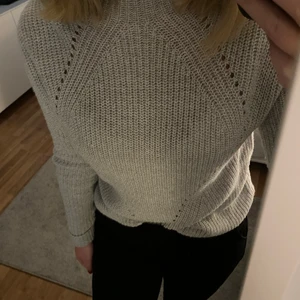 Stickad tröja  - Grå stickad tröja, super skön i materialet. Passar xs-s. 