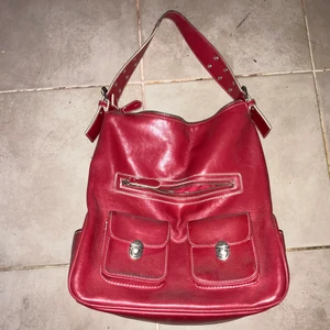 Secondhand väska  - Fin klarröd väska köpt secondhand men är i bra skick 