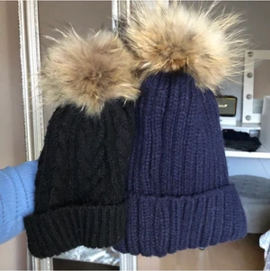 Päls mössor - Den mörkblåa är andvänd typ 3 gånger och den svarta är väl andvänd. Skulle säga att den blåa är i topp skick och den svarta i bra skick! Styck 100 båda 150😊 
