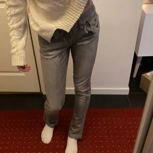 Gråa lågmidjade jeans!! - Super snygga gråa lågmidjade jeans. Säljer då jag har liknande. Köpta på plick. Har aldrig använt dom. Passar mig i längden som är 173cm. Priset kan diskuteras vid snabb affär! Tveka inte att höra av er vid frågor! 💓💓