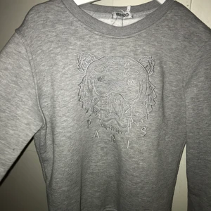 Kenzo Sweatshirt storlek M - Äkta grå Kenzo Paris sweatshirt i mycket gott skick! Så gott som ny. Frakt ingår i priset, eller så möts jag upp i STHLM.
