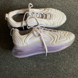 Nike air Max 720 stlr 41 - Nästan helt oanvända Nike skor i bra skick storlek 41 säljer pågrund utav köpta i fel storlek. Skorna har en eller två enstaka repor, det är bara att säga till så kan jag skicka bild.