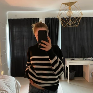 Randig tröja - Snygg randig tröja från hm i strl M. Använd en gång så väsligt bra skick