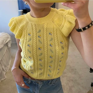 Gul stickad topp - 🚫Lånade bilder🚫 säljer en gul stickad topp med blomdetaljer på från Zara🦋 väldigt gullig och passar både s och m, beror på hur man föredrar att den ska sitta🥰 kostar 90 kr inkl frakt💗
