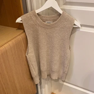 Stickad väst från Only - Jag säljer nu denna fina stickade västen då den ej kommer till användning. Den är mörkbeige och är köpt från Jeansbolaget. Köpte för 350kr. Strl XS, men passar nog även S. Den är i bra skick, lite lite nopprig kanske men går bort enkelt och syns inte. Sen även en liten liten svart fläck på västen som syns på bild 2. Mer bilder finns. Köparen står för frakt🥰