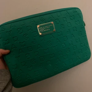 Marc Jacobs datorfodral  - Säljer detta gröna datorfodral som är så snyggt och lätt att stylea! Helt nytt och äkta!! Budaaaa! 
