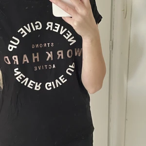 t-shirt från lindex  - träningströja från lindex i strl 158-164. i nyskick 