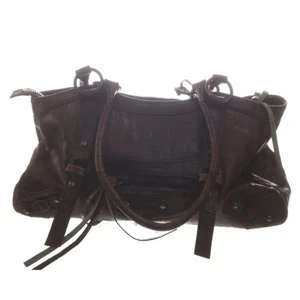 Väska - En brun väska jätte fin väska i bra skick som aldrig kommer till användning! Om fler är intresserade startas budgivning😊 kontakta vid frågor eller intresse 