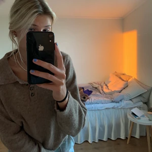 supersöt stickad tröja  - supersöt stickad tröja från Zara!!! använts ett fåtal gånger så i väldigt bra skick💘💘 tröjan är i storlek M men skulle säga att den mer är en S🤍 sååååå skön sticks inte alls!!