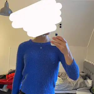 En blå fin ”ribbad” tröja från Hampton Republic. Formar kroppen fint, är en fin blå färg och får intrycket som lite elegantare i den. Säljer pga att jag inte använder längre. Köpare står för frakt. 